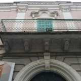 Sono presenti tre portefinestre che danno sui rispettivi balconi: quella centrale � molto particolare perch� � caratterizzata da un�insolita cornice mistilinea